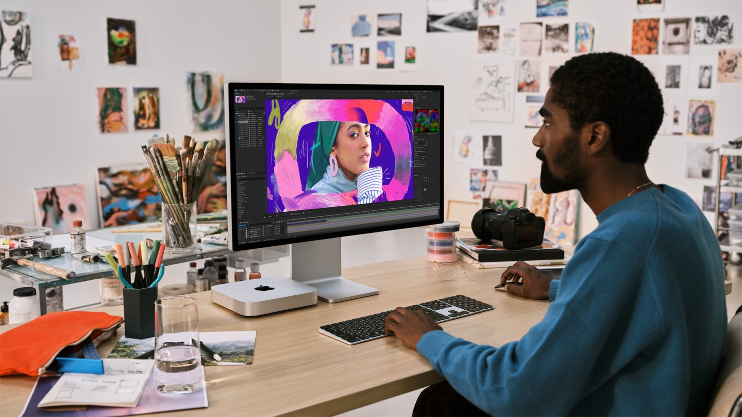 Uma pessoa sentada em uma mesa usando um Mac Mini.