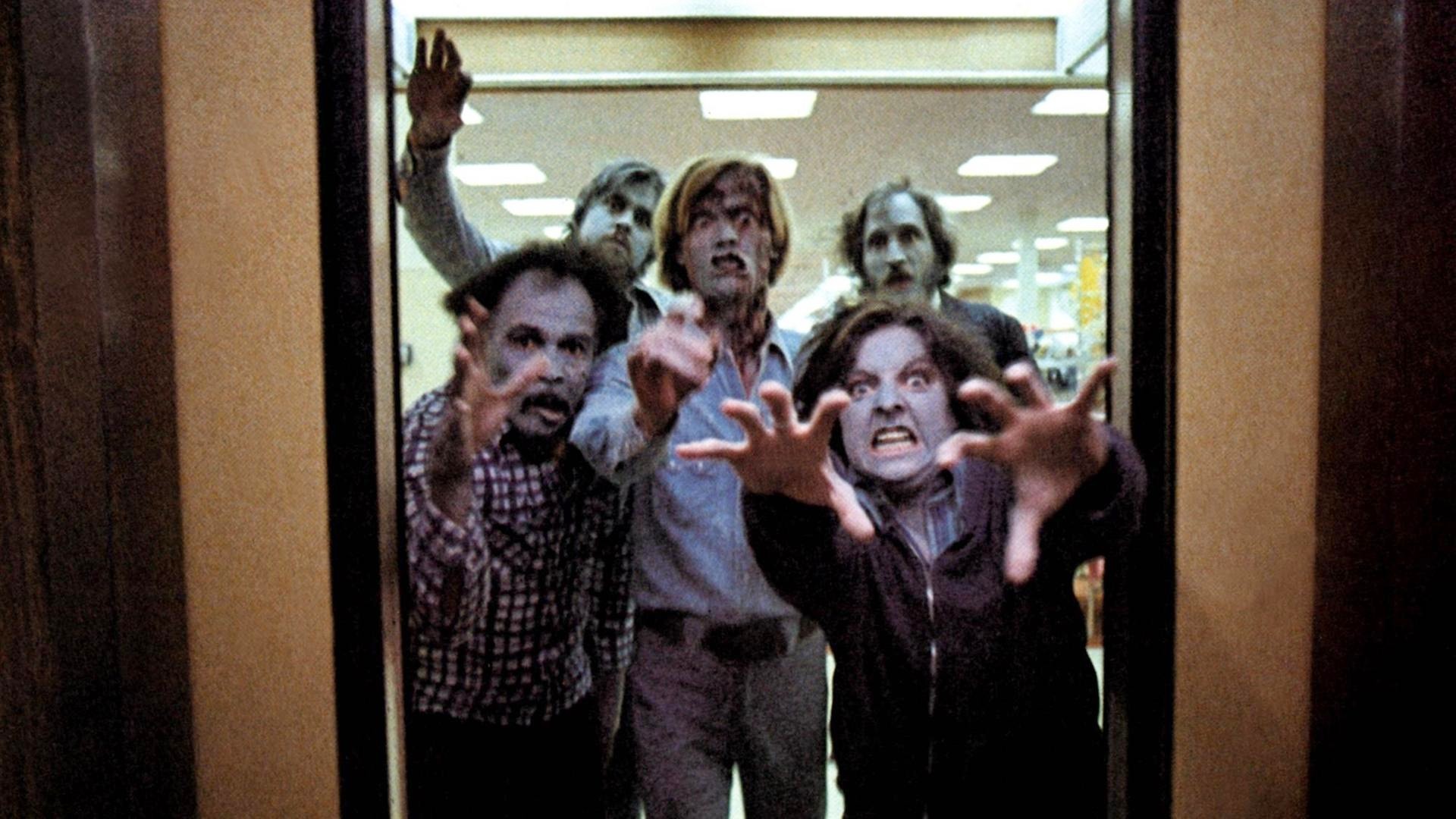 Zumbis atacam em um elevador em "Dawn of the Dead" (1978).