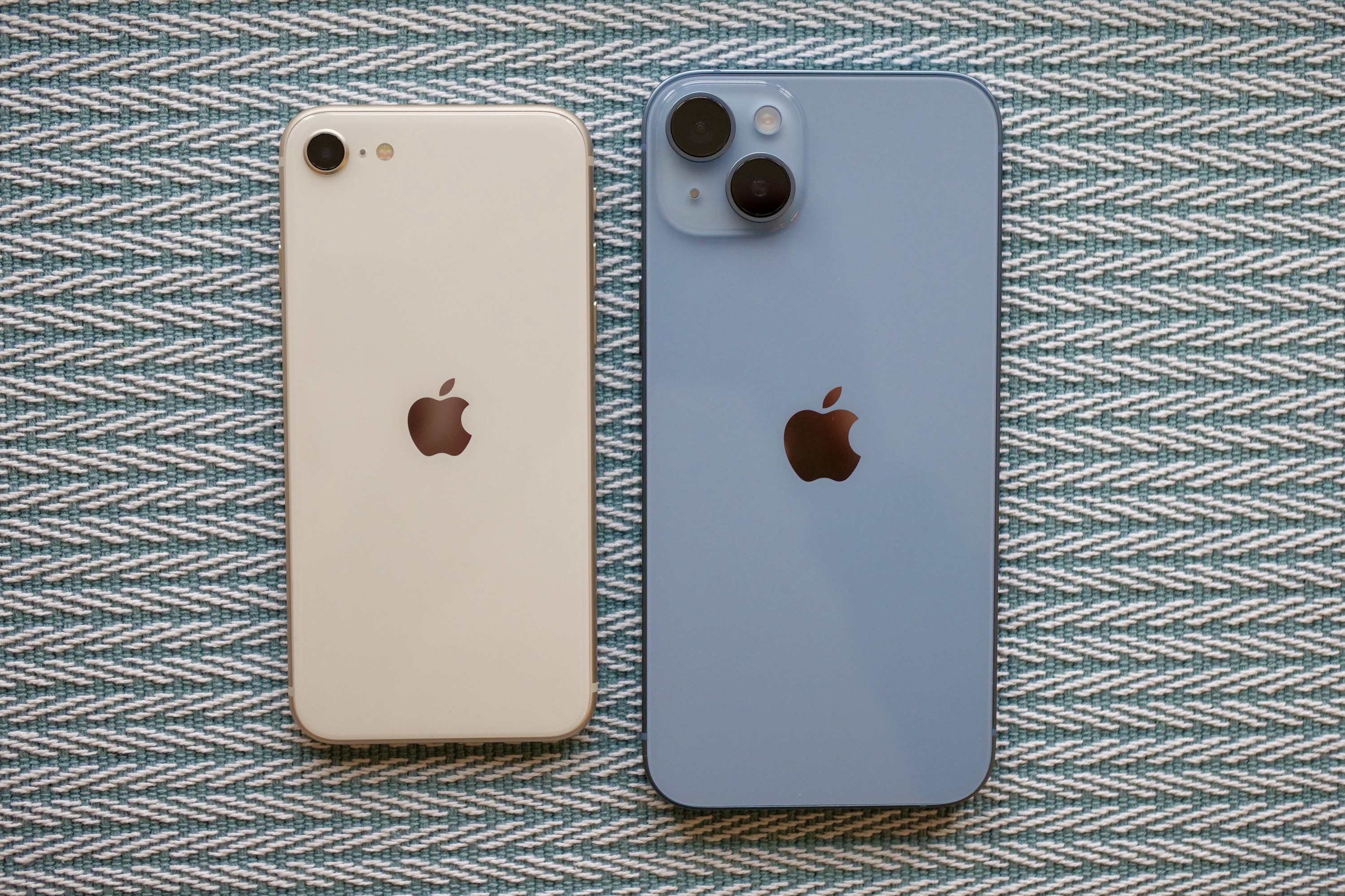 iPhone SE (2022) Vs. iPhone 12: Comparison Guide to Help You Decide