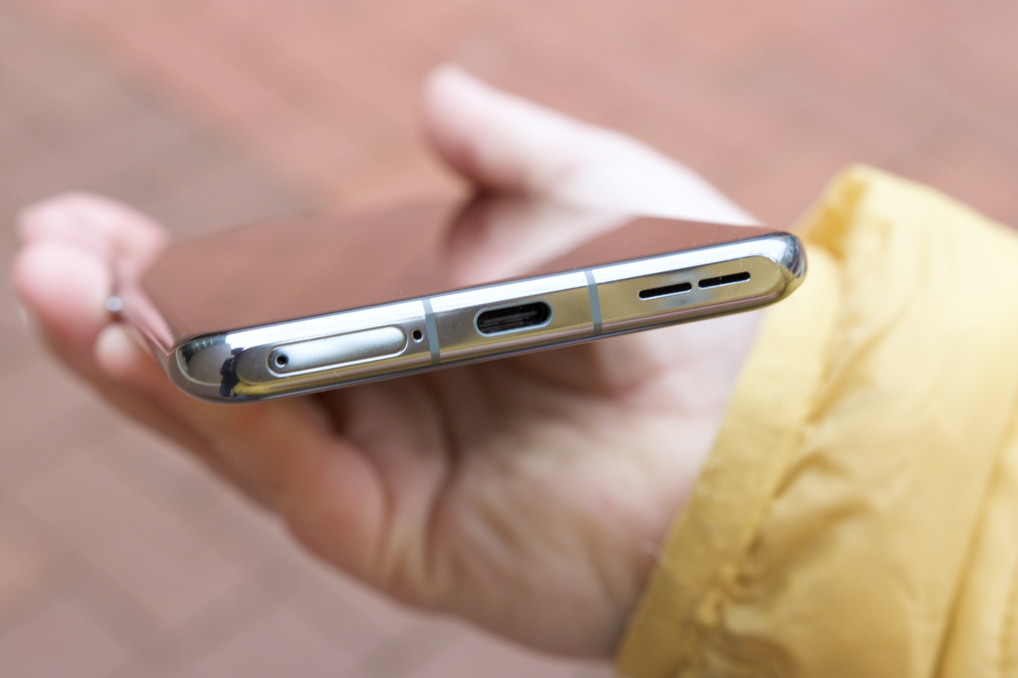 Port USB-C pada OnePlus 11.