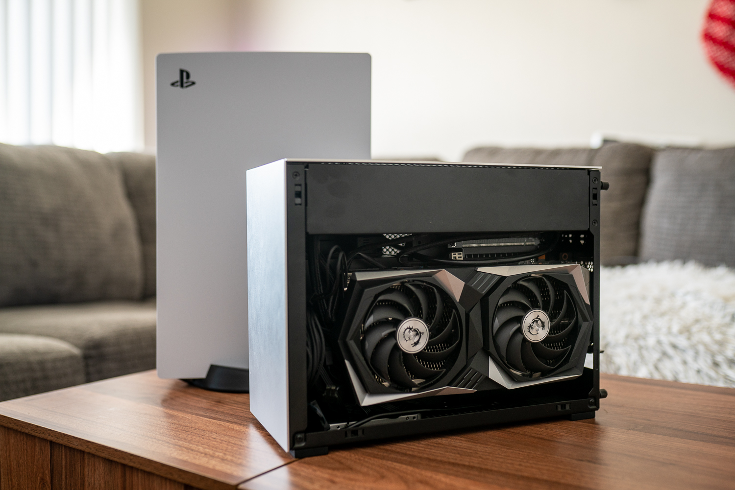 Ein Mini-PC sitzt vor der PS5.