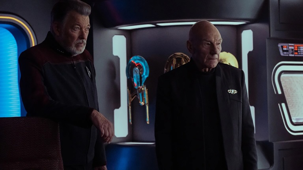 Picard y otro personaje mirando algo en una escena de Star Trek: Picard.