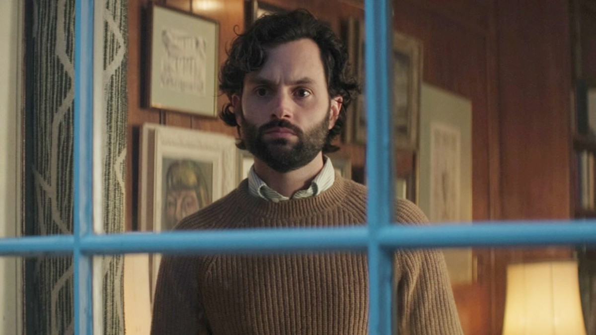 Joe regarde par la fenêtre dans You saison 4.