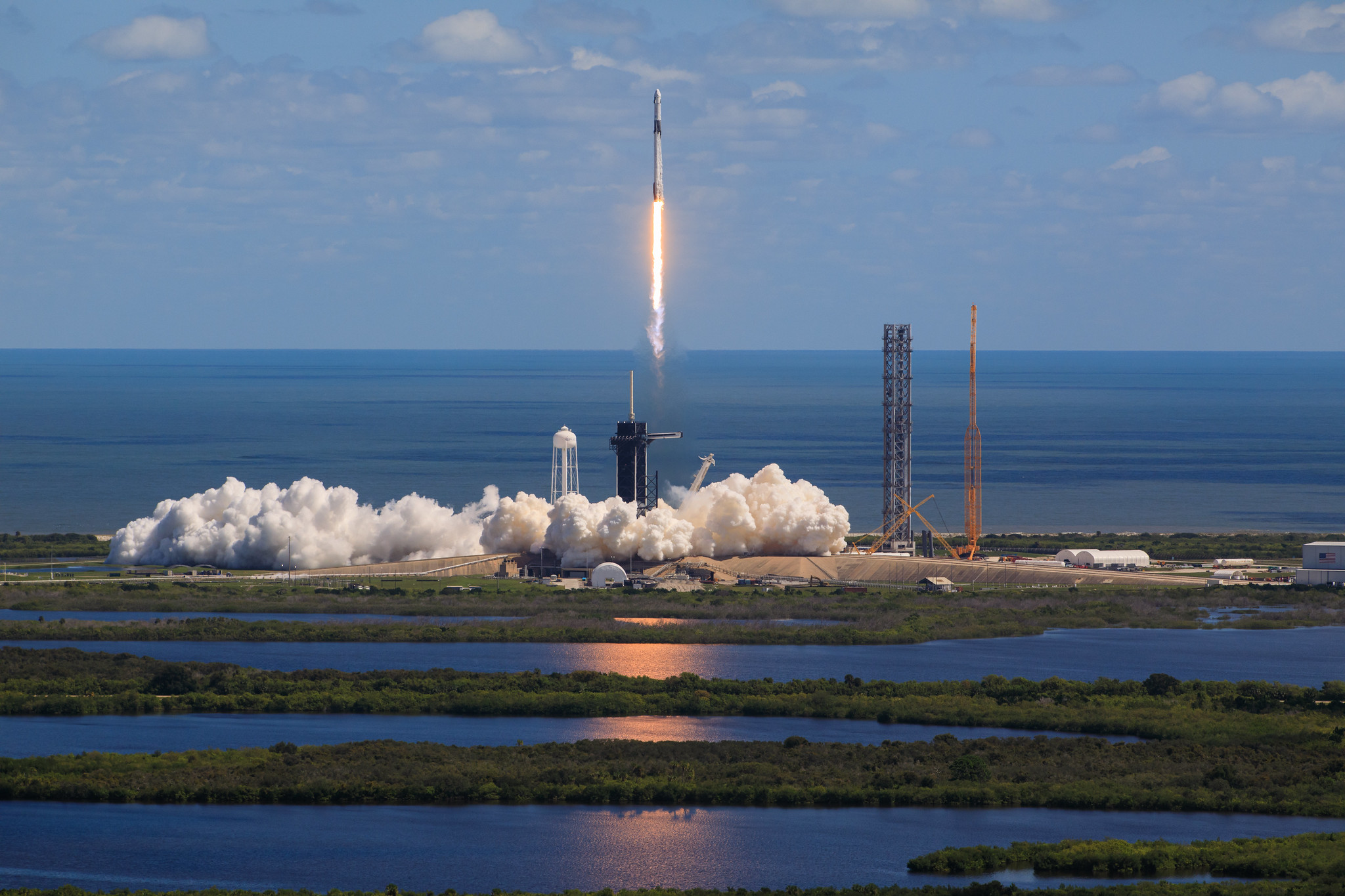 La fusée Falcon 9 de SpaceX, avec le vaisseau spatial Dragon Endurance au sommet, décolle du complexe de lancement 39A du Kennedy Space Center de la NASA en Floride le 5 octobre 2022, lors du lancement du SpaceX Crew-5 de l'agence. À l'intérieur d'Endurance se trouvent les astronautes de la NASA, Nicole Mann, commandante ; Josh Cassada, pilote ; et les spécialistes de mission Koichi Wakata, de la JAXA (Agence japonaise d'exploration aérospatiale), et la cosmonaute de Roscosmos Anna Kikina. L'équipage se dirige vers la Station spatiale internationale pour une mission d'expédition scientifique dans le cadre du programme d'équipage commercial de l'agence. Le décollage a eu lieu à midi HAE.