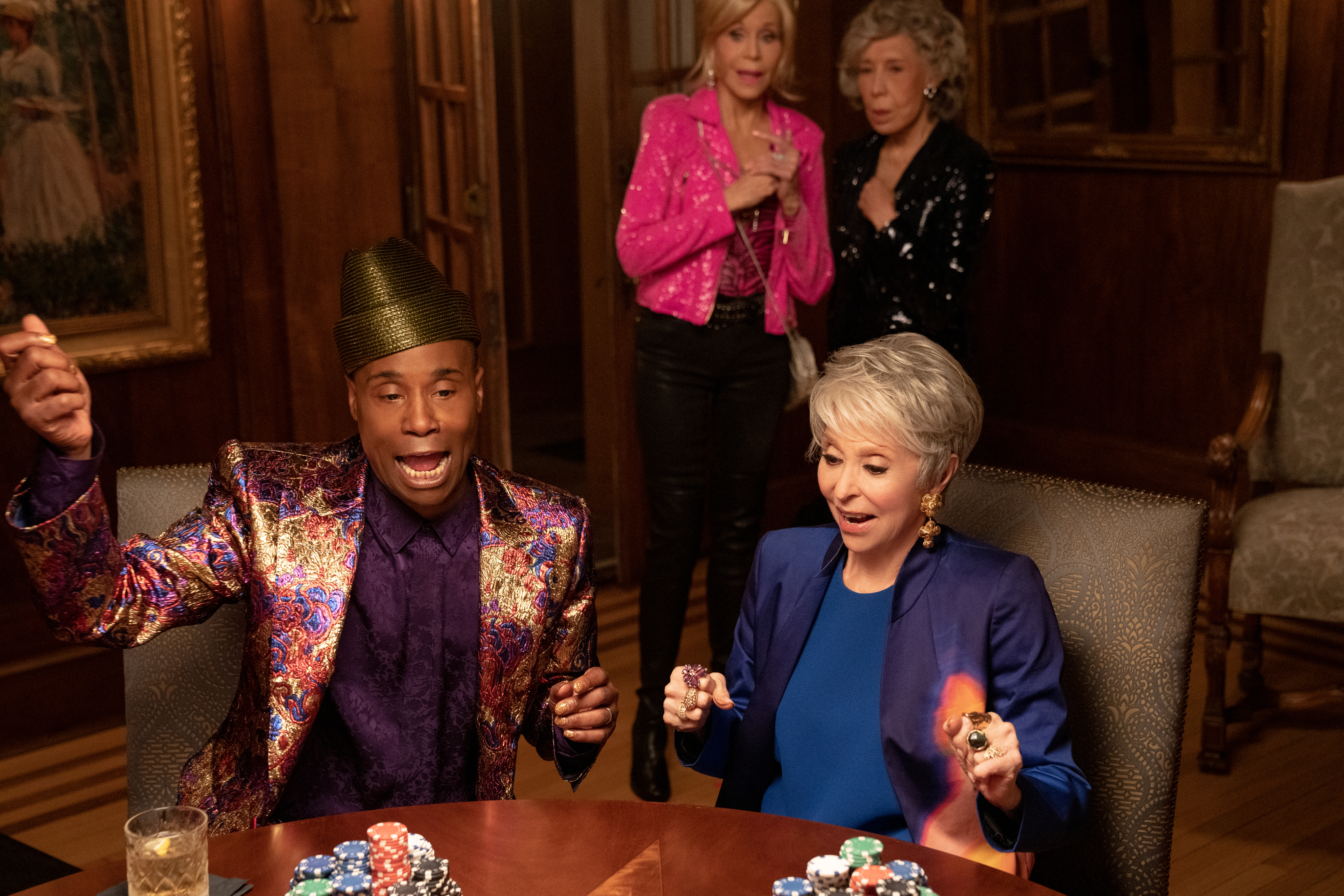 Billy Porter und Rita Moreno sitzen in 80 für Brady zusammen an einem Pokertisch.