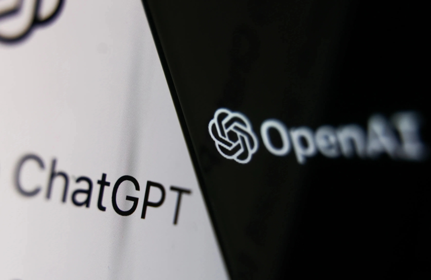 Der ChatGPT-Name neben einem OpenAI-Logo auf einem schwarz-weißen Hintergrund.