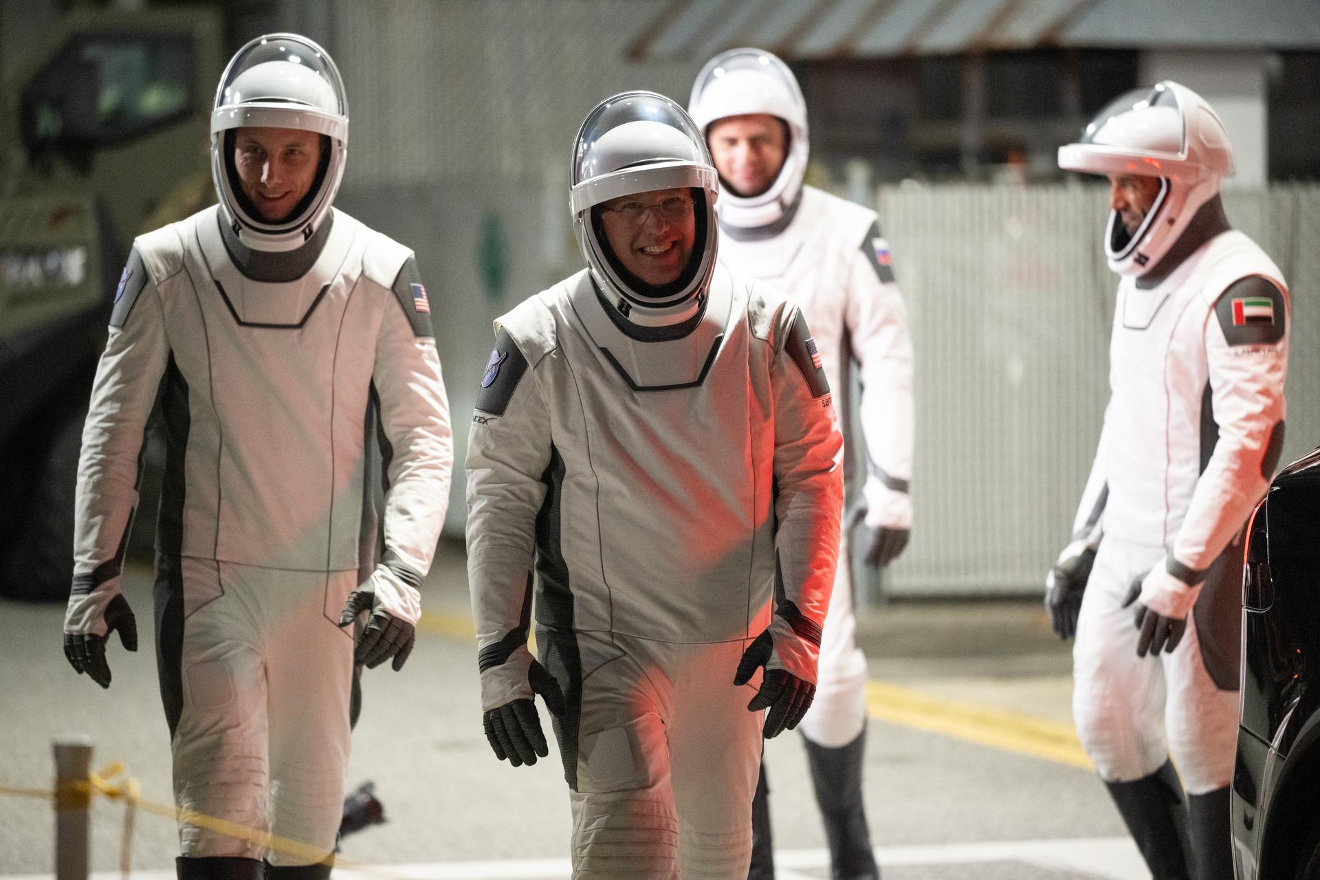 Desde la izquierda, los astronautas de la NASA Warren "Woody" Hoburg y Stephen Bowen, junto con el cosmonauta de Roscosmos Andrey Fedyaev y el astronauta de los EAU (Emiratos Árabes Unidos) Sultan Alneyadi, se preparan para partir del edificio de operaciones y pago Neil A. Armstrong en el Centro Espacial Kennedy en Florida durante un ensayo general para el lanzamiento de la misión SpaceX Crew-6 de la NASA el jueves 23 de febrero de 2023.