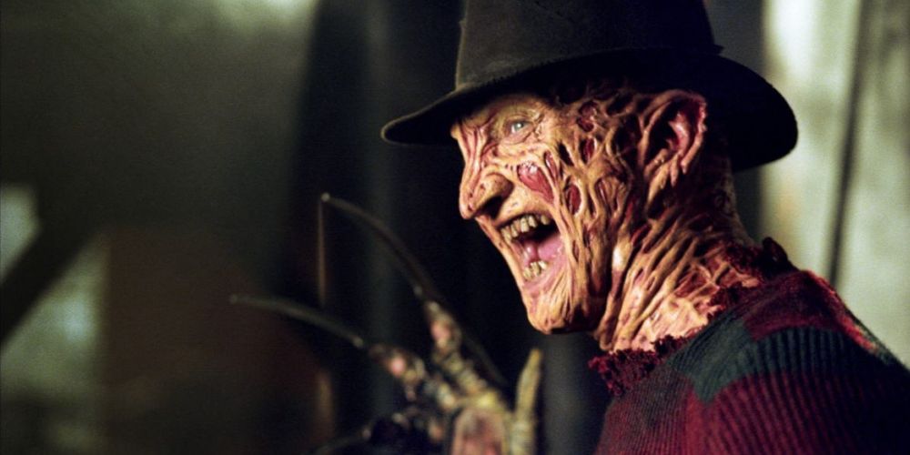 Freddy Krueger mostra seus dedos em forma de lâmina para uma vítima.