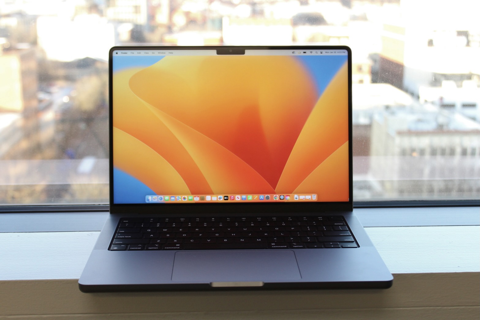 窗台上的 14 英寸 MacBook Pro。