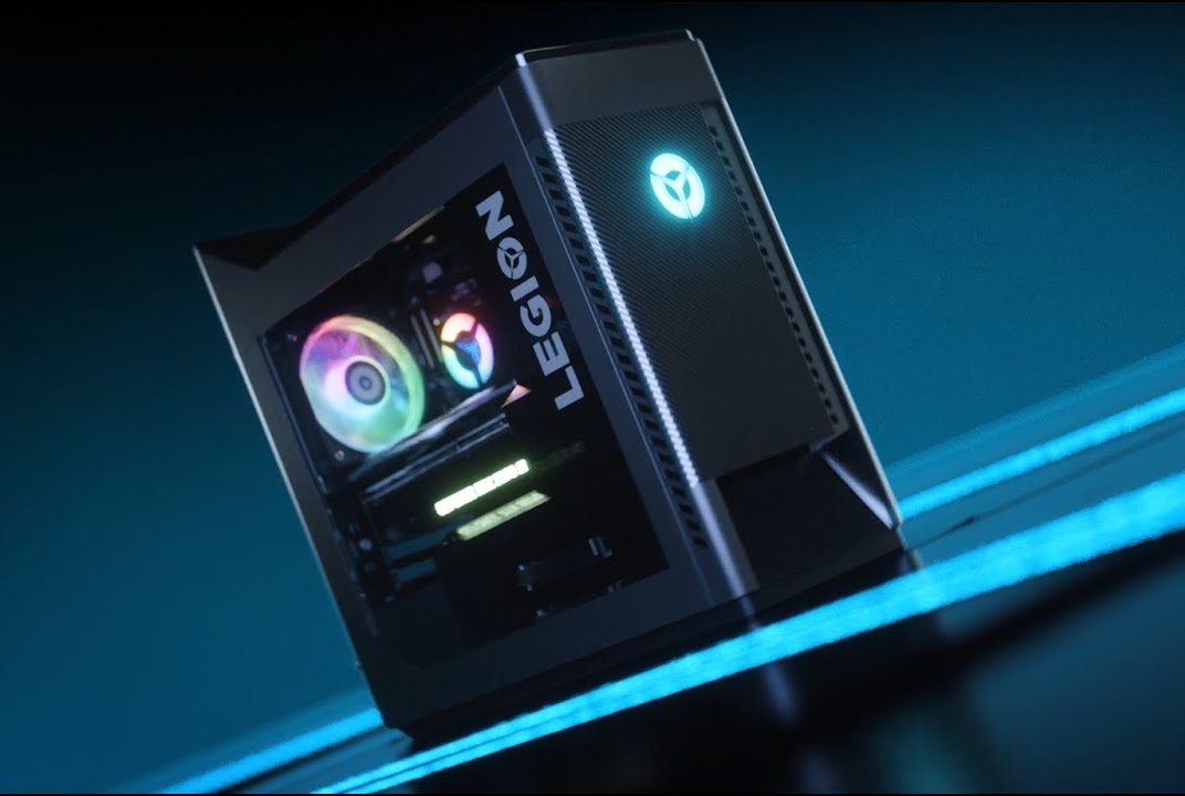 PC para jogos Lenovo Legion Tower em uma mesa.