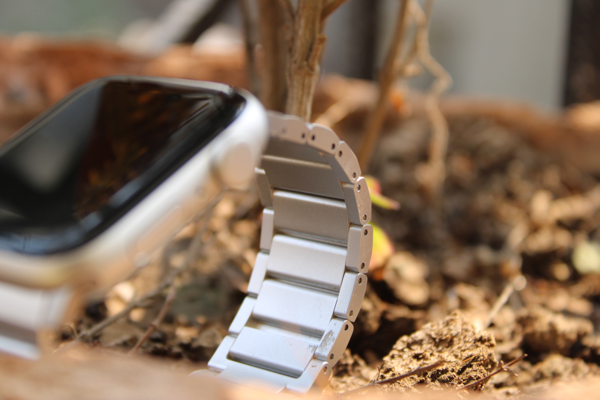 Aluminum band sales apple watch