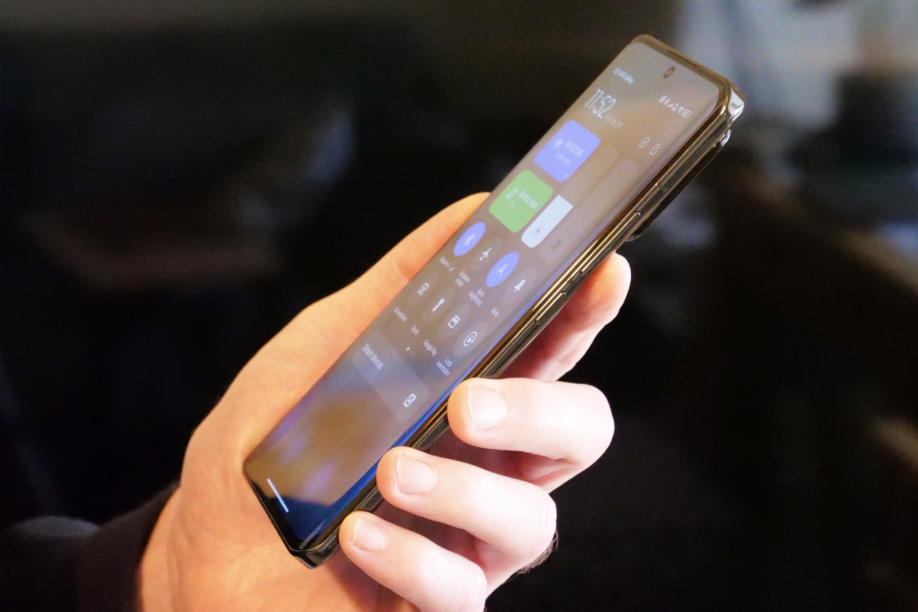 El costado del Xiaomi 13 Pro, sostenido en la mano de una persona.