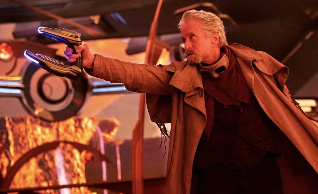 Hank Pym pointe son arme dans Ant-Man 3.