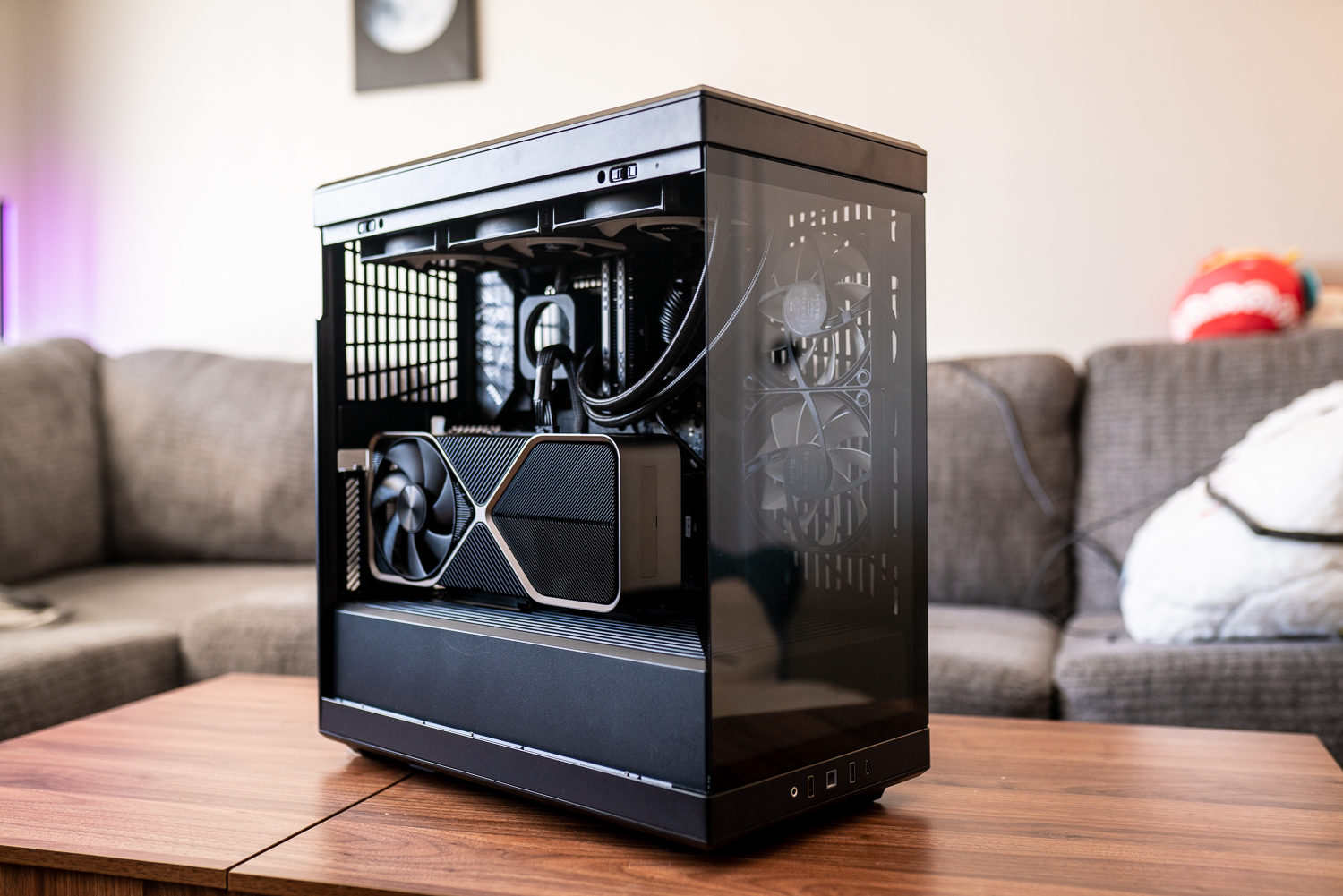 HYTE Y40 test - glass case with special GPU mounting