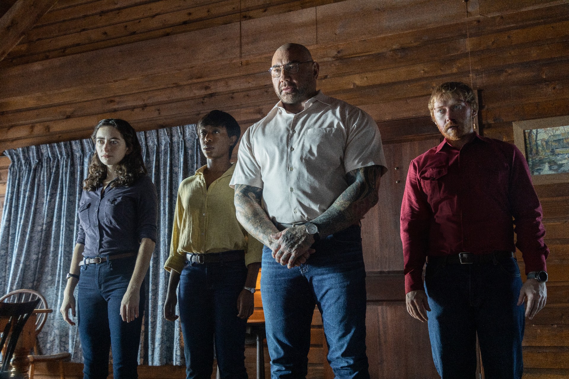 Abby Quinn, Nikki Amuka-Bird, Dave Bautista et Ruprt Grint se tiennent sinistrement à l'intérieur d'une cabine, regardant fixement la caméra.