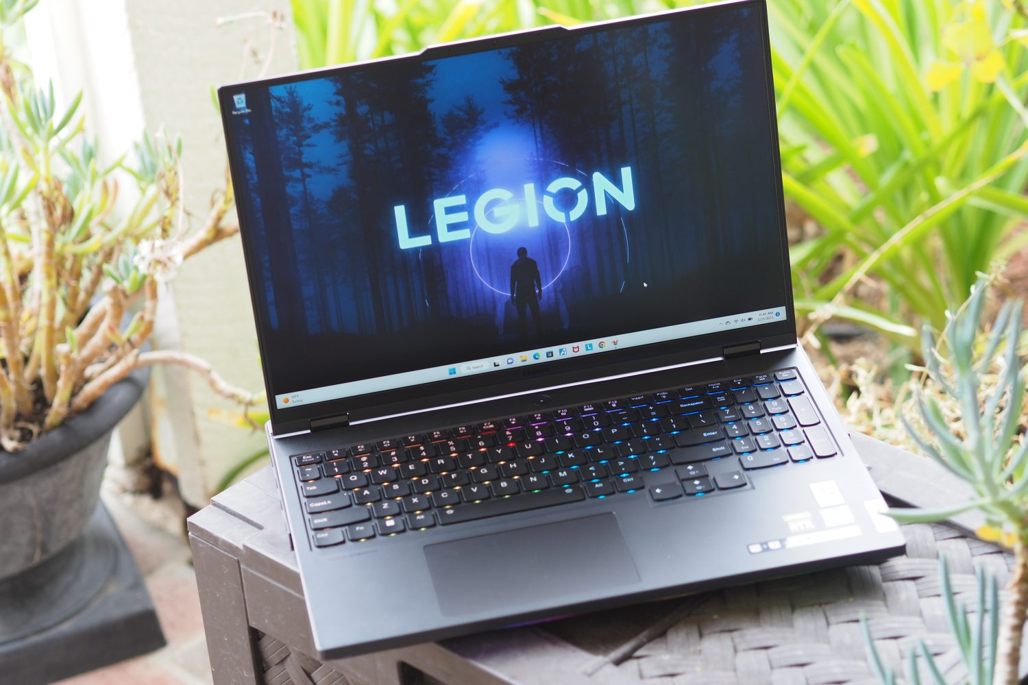 Lenovo Legion Pro 7i sobre una superficie de escritorio en el exterior.