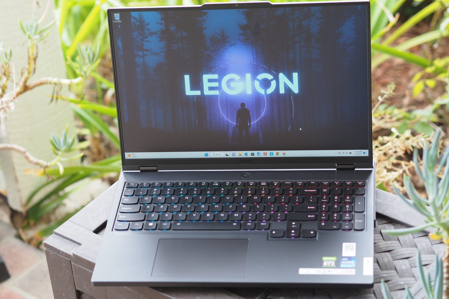 Vorderansicht des Lenovo Legion Pro 7i mit Display und Tastatur.