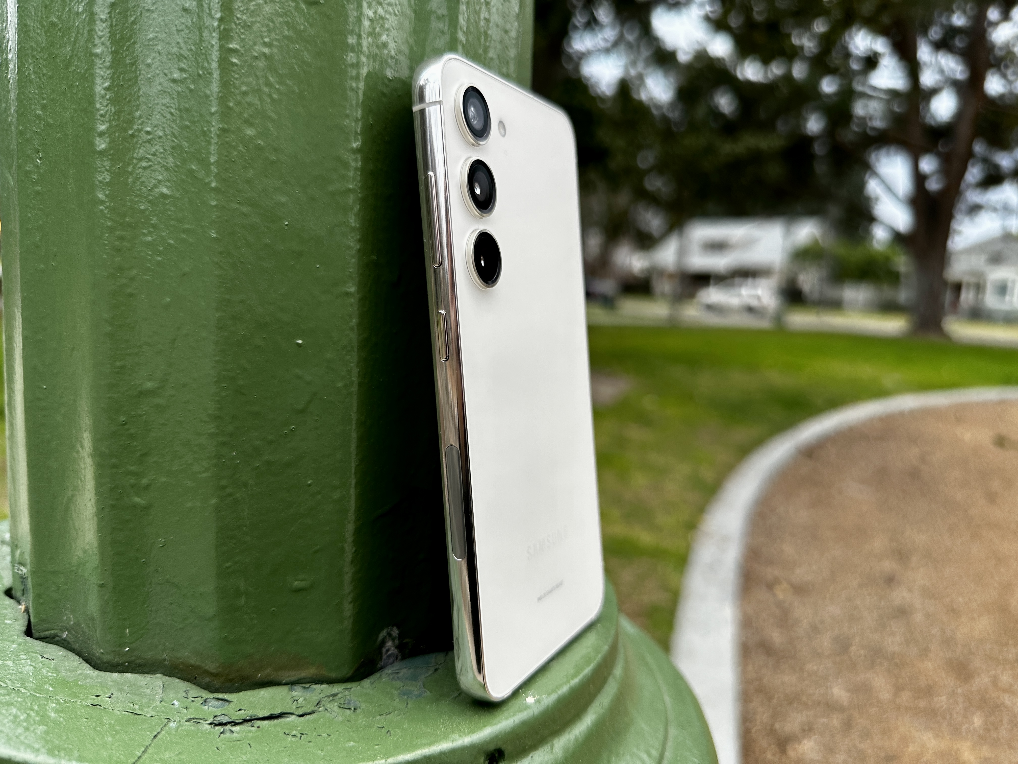 Samsung Galaxy S23 side view on green lampost