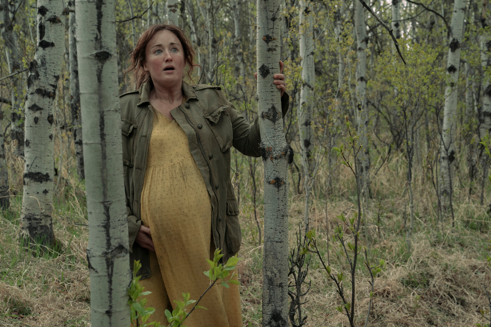 Ashley Johnson se encuentra en el bosque en el episodio 9 de The Last of Us.