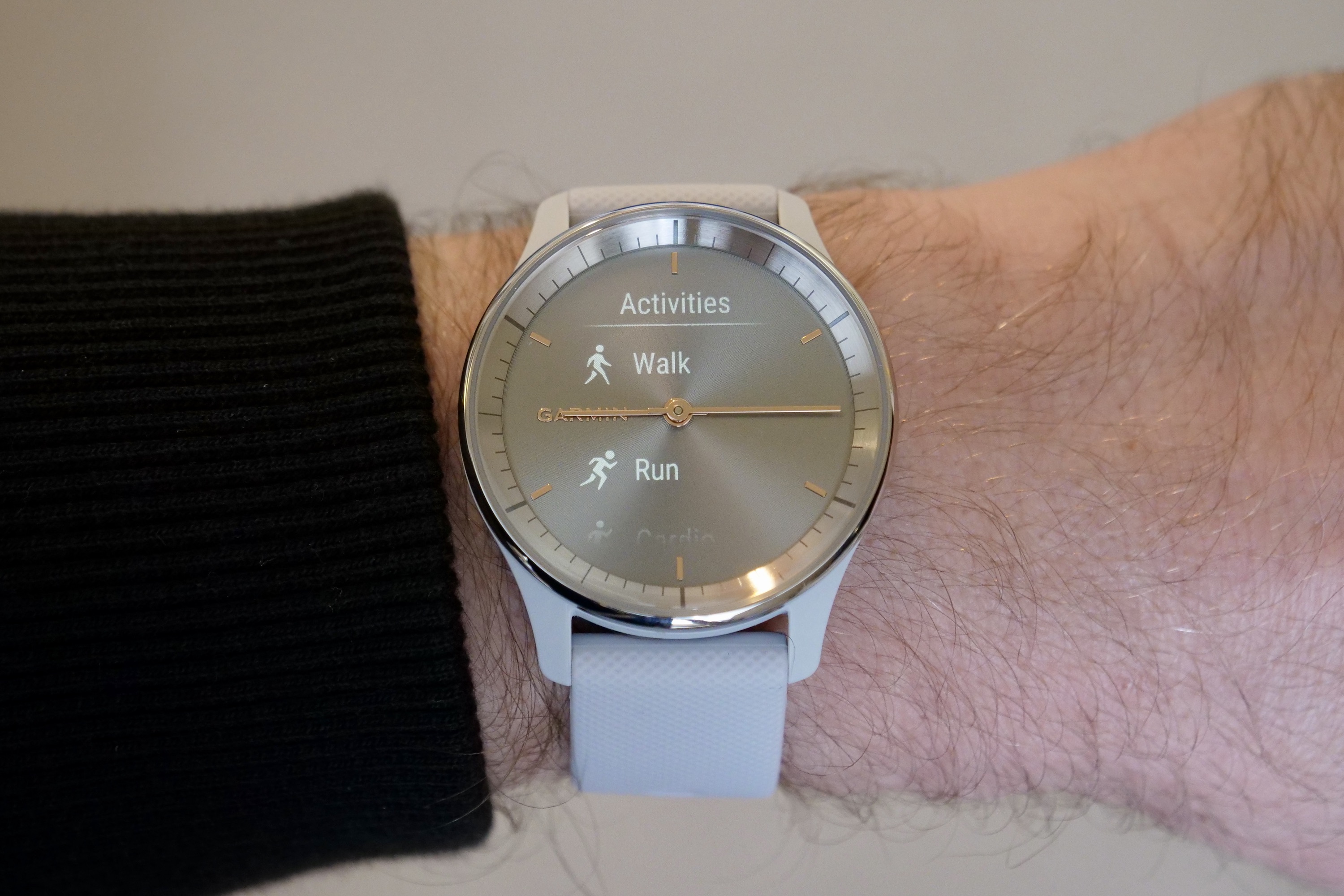 Vivomove hr vs hot sale apple watch 4