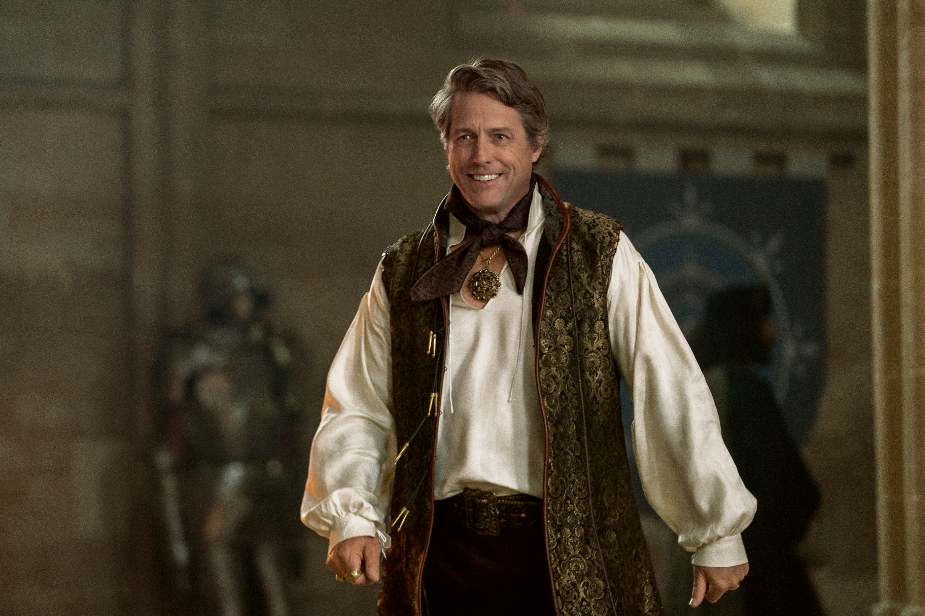 Hugh Grant sorri como Forge em Dungeons & Dragons: Honor Among Thieves.