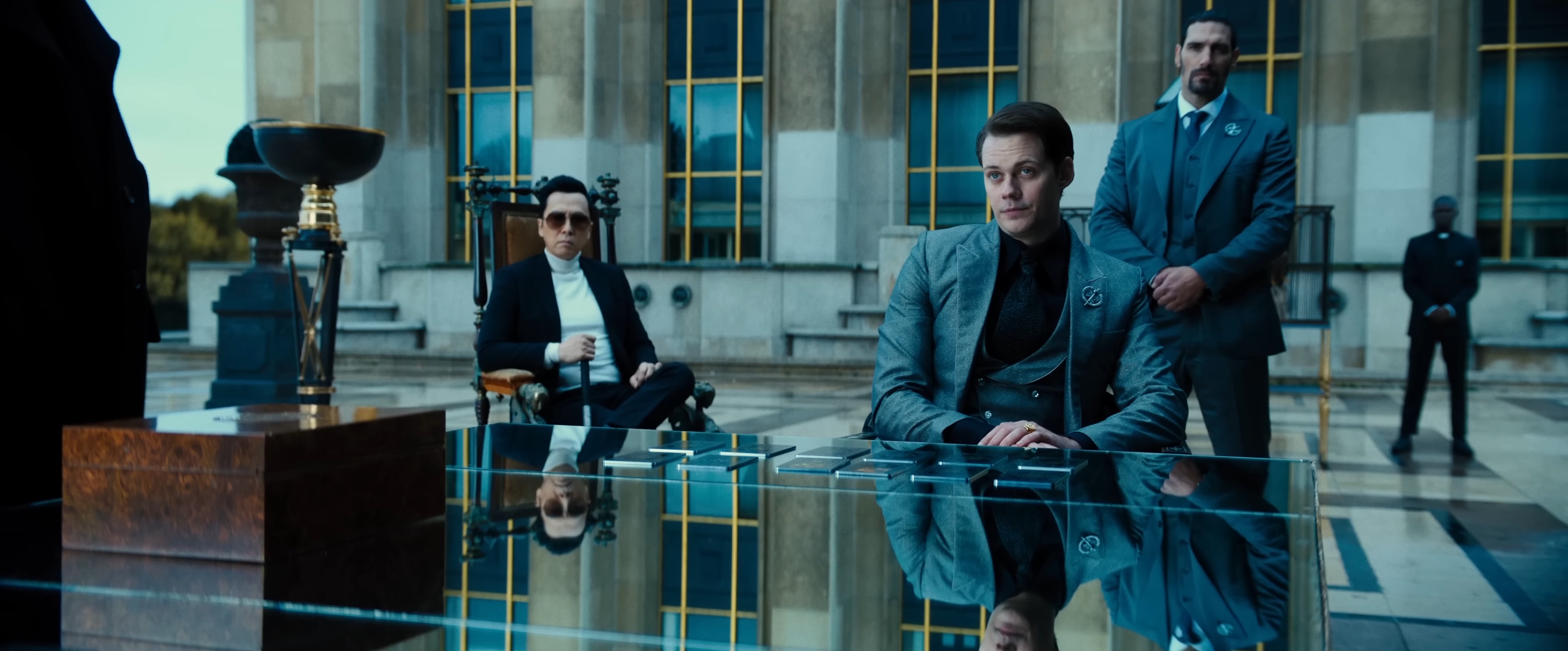 Der Marquis und Caine sitzen in „John Wick: Kapitel 4“ an einem Tisch.