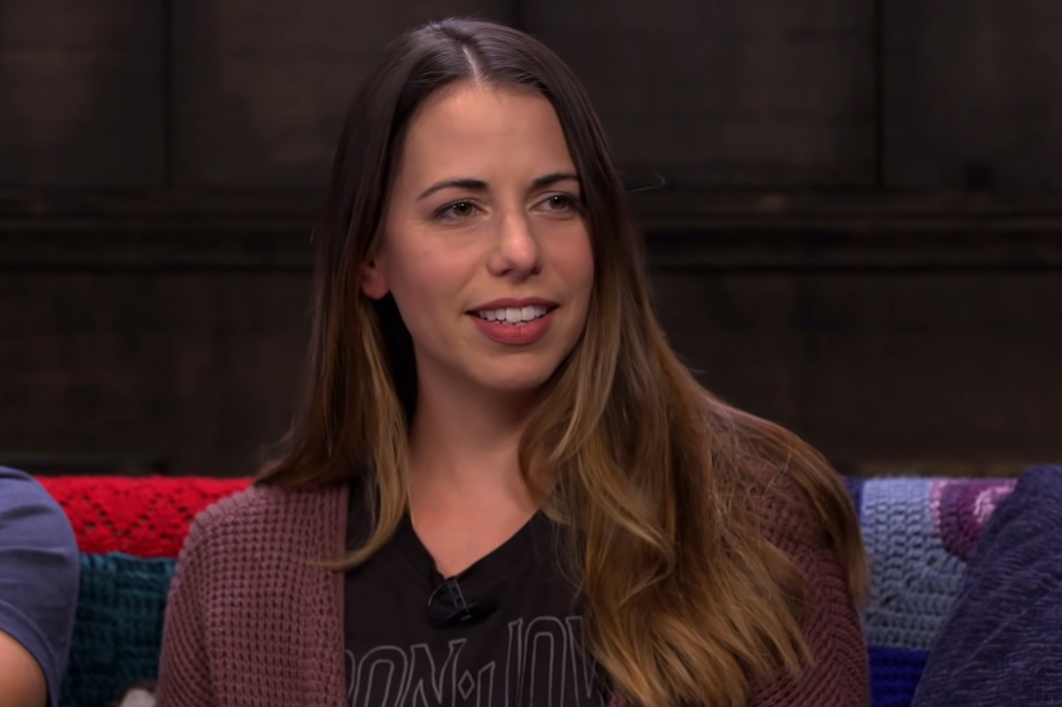 Laura Bailey lleva un cárdigan en Talks Machina.