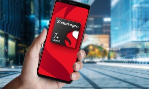 Hand holding up a smartphone against a city background with Qualcomm Snapdragon7+ Gen 2 logo.