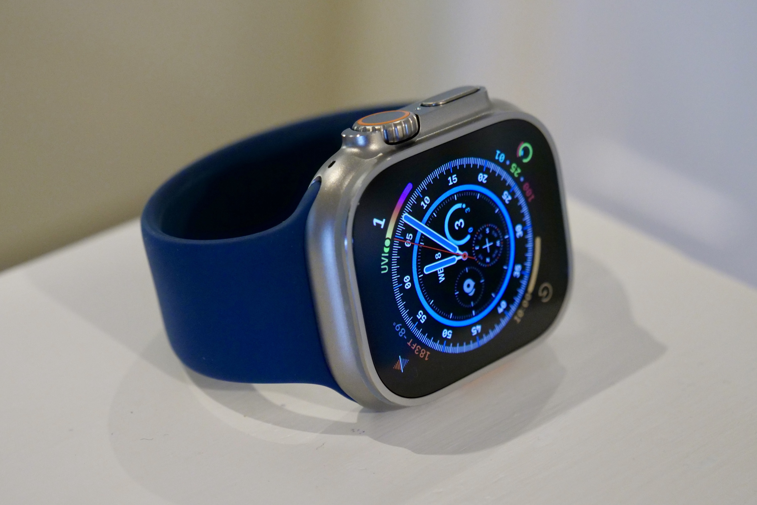 O Apple Watch Ultra com a pulseira Solo Loop anexada.