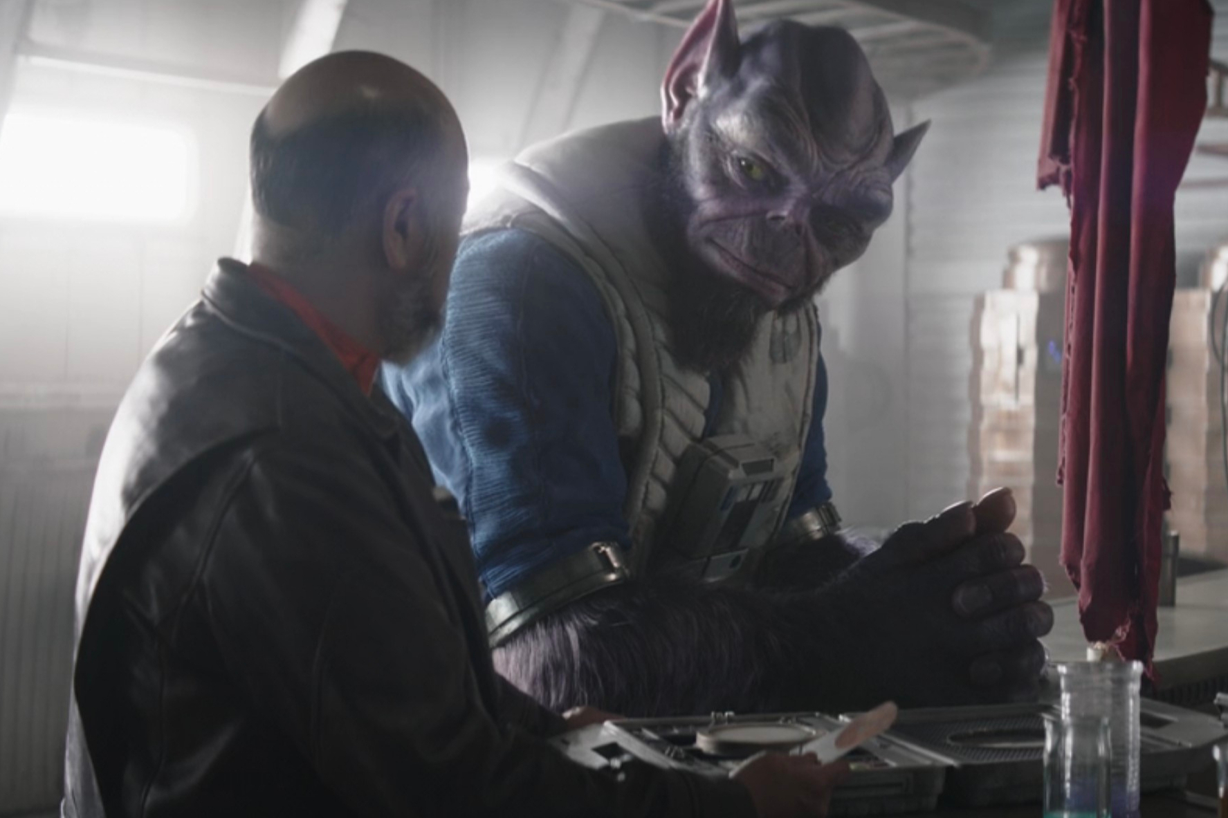 Zeb se tient dans un bar avec Carson Teva dans The Mandalorian saison 3 épisode 5.