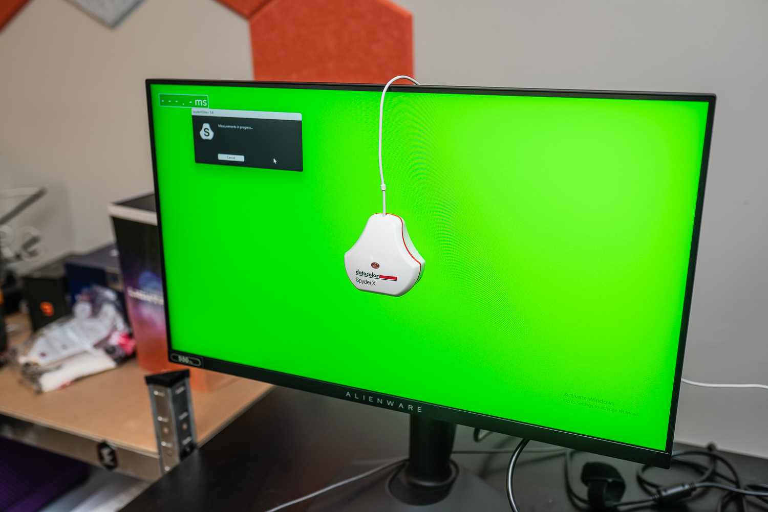 SpyderX auf dem Alienware 500-Hz-Gaming-Monitor festgeschnallt.