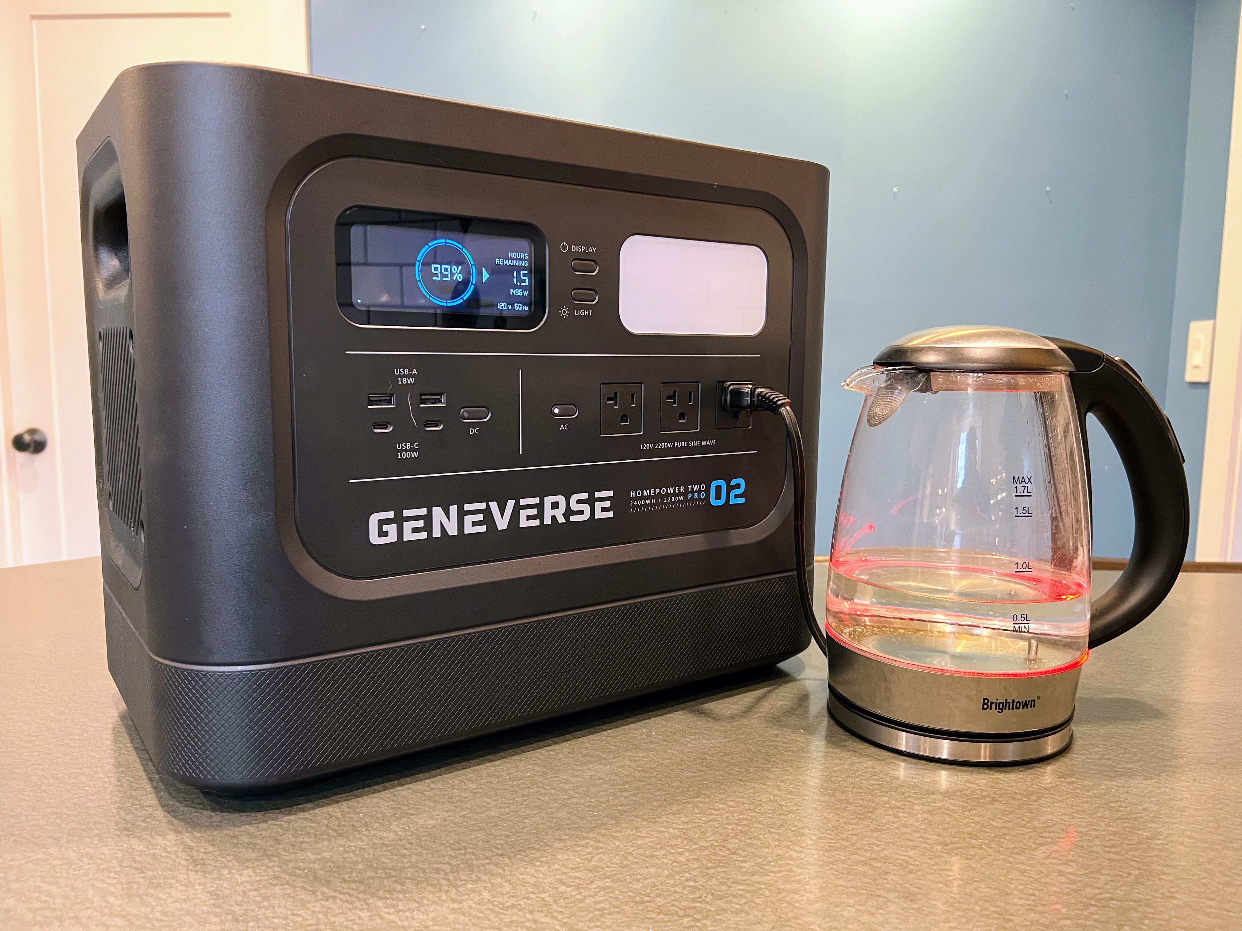 Электростанция Geneverse HomePower Two Pro питает электрический чайник.