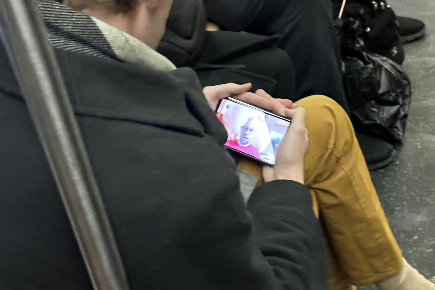 मेट्रो में किसी के हाथ में कथित तौर पर Google Pixel Fold स्मार्टफोन है।