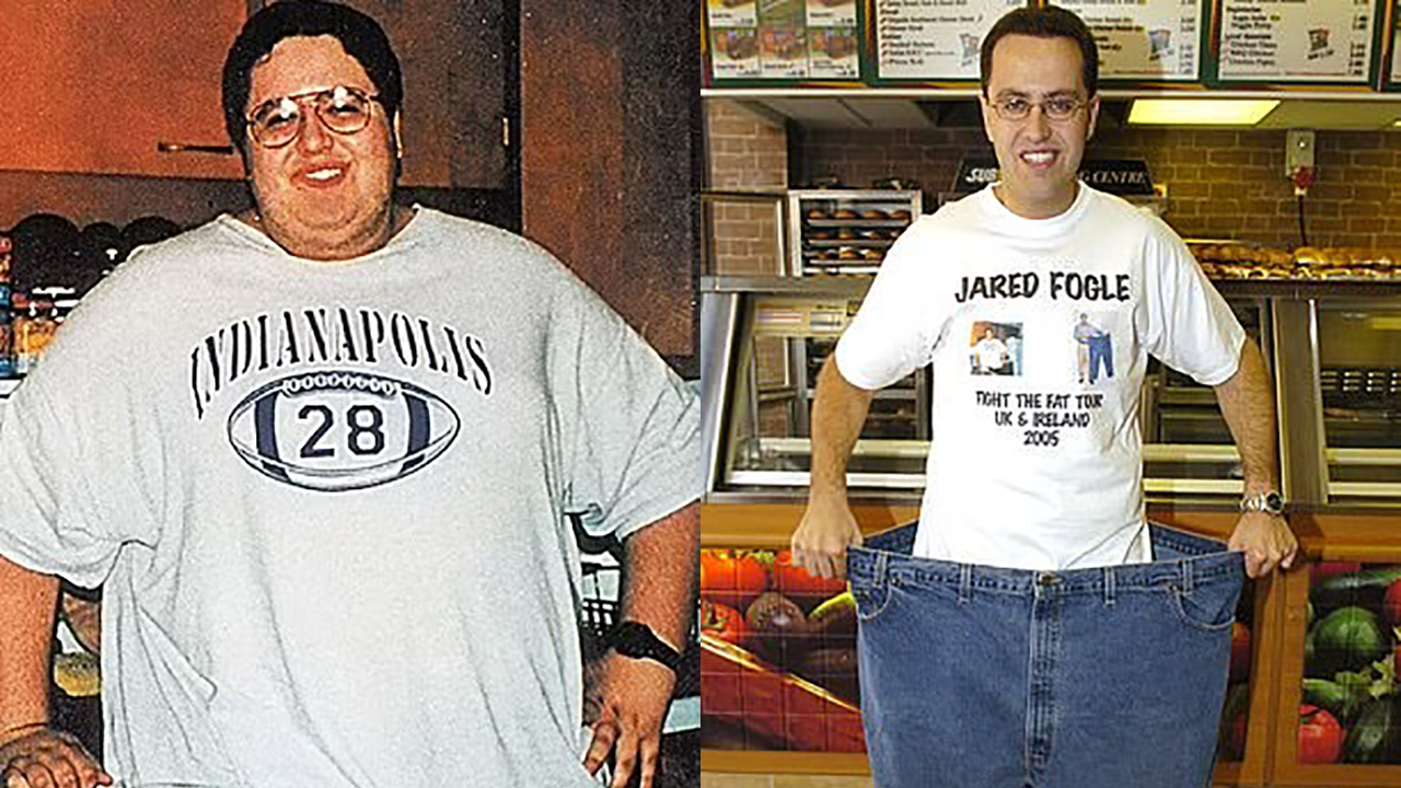 Uma imagem dividida de Jared Fogle quando ele estava acima do peso e depois de perder peso, segurando seu jeans enorme em cenas de Jared from Subway.