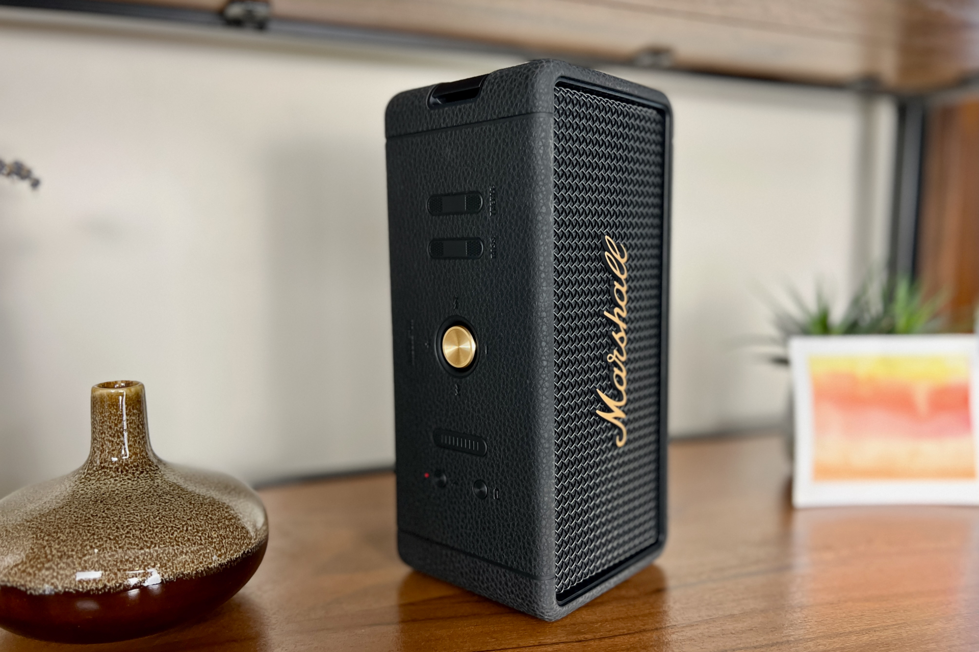 Marshall Middleton Review: A Classy Portable Powerhouse - Gizbot Reviews