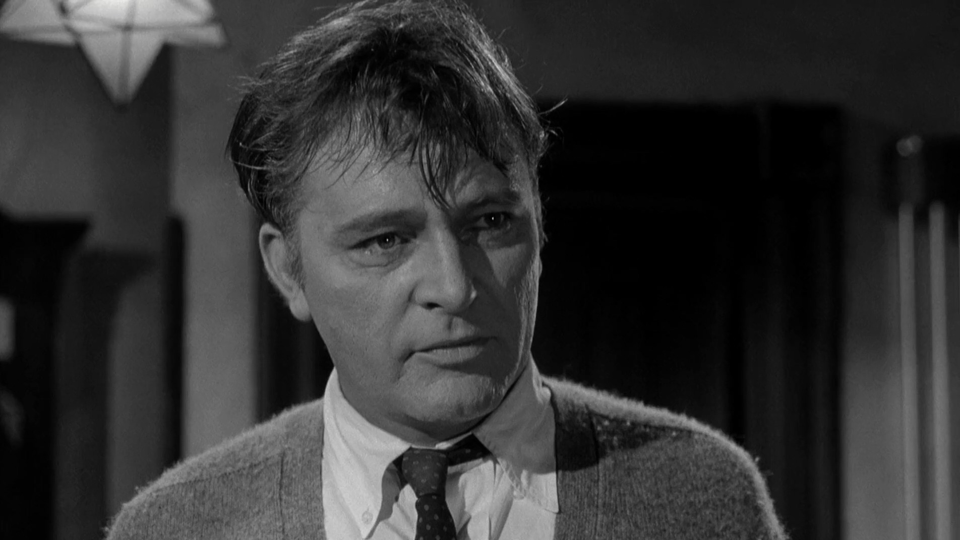 Richard Burton fixe quelqu'un dans Qui a peur de Virginia Woolf ?