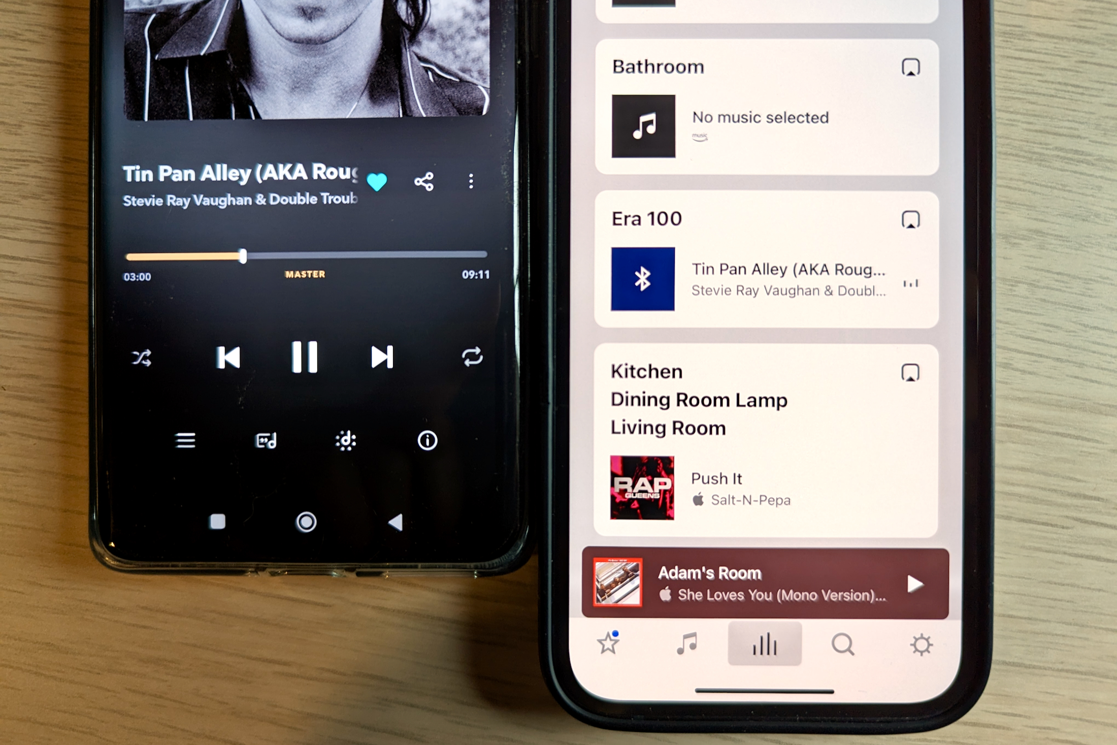 Два телефона с потоковой передачей по Bluetooth (слева) и приложением Sonos, а динамик Era 100 настроен на режим Bluetooth.