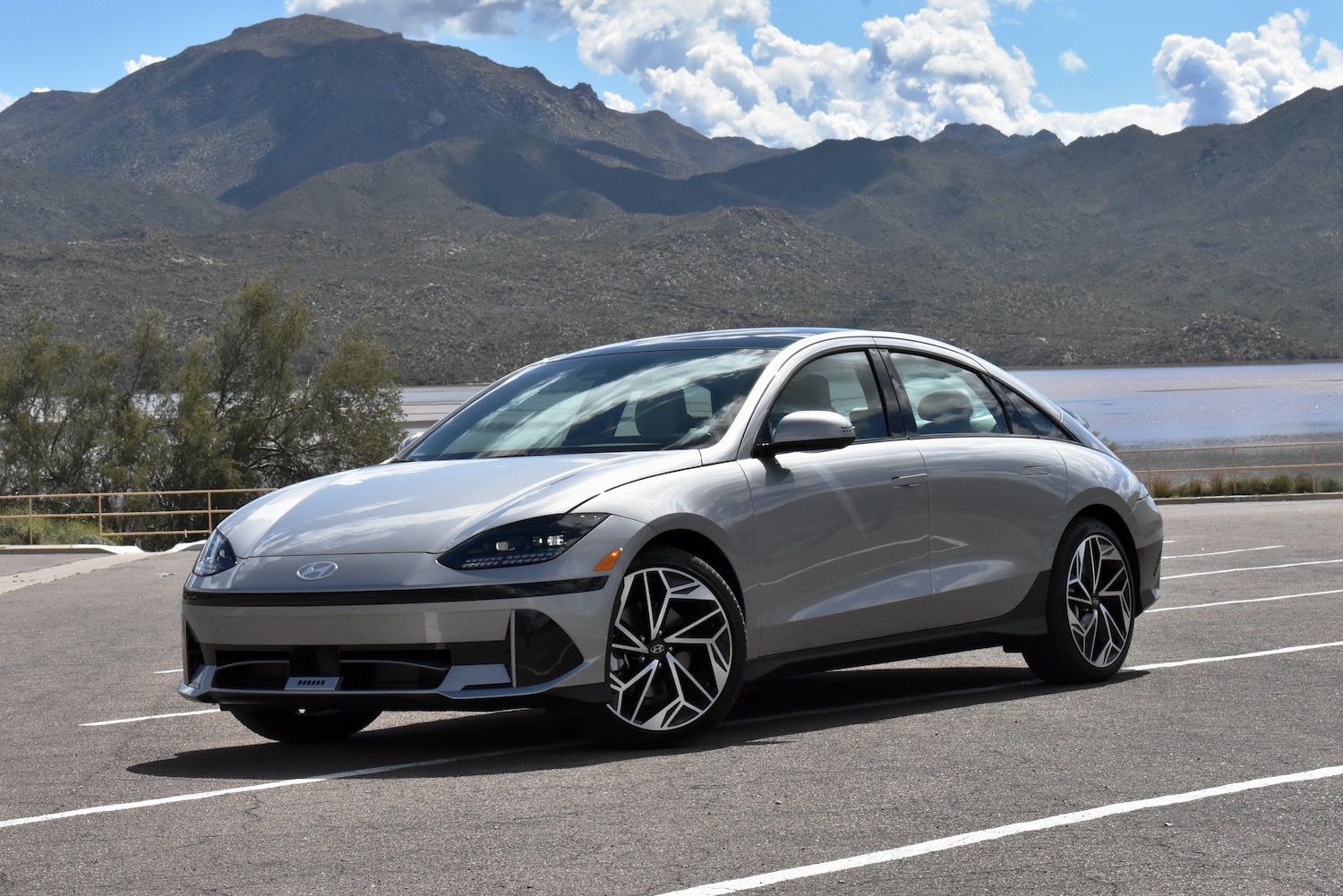 Vue de trois quarts avant de la Hyundai Ioniq 6 de 2023.