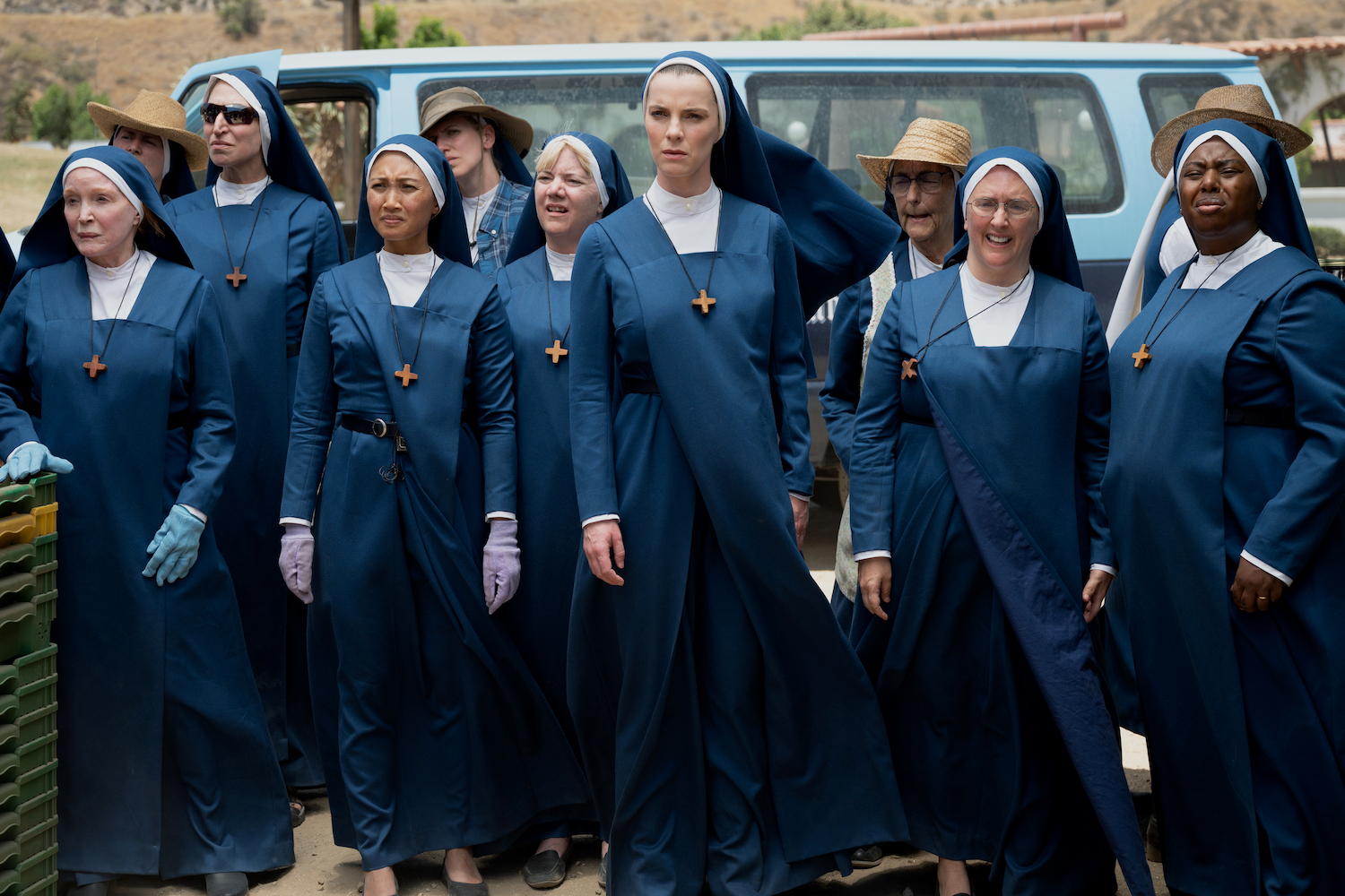 Un grupo de monjas se para al unísono en la Sra. Davis.