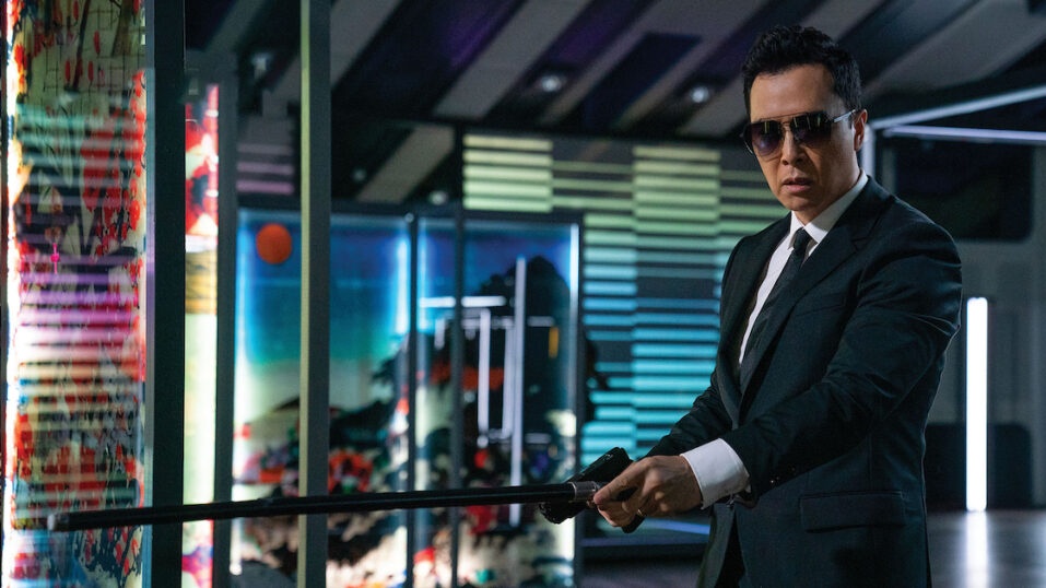 Caine (Donnie Yen) investigando em John Wick: Capítulo 4