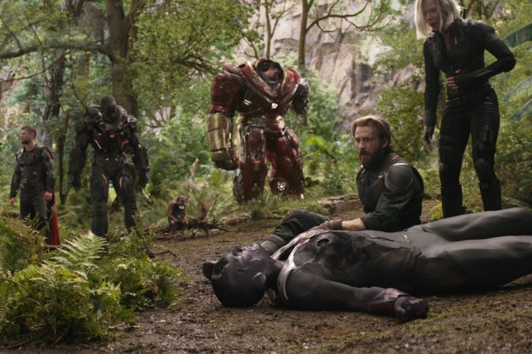 Captain America est assis à côté du cadavre de Vision dans Avengers : Infinity War.