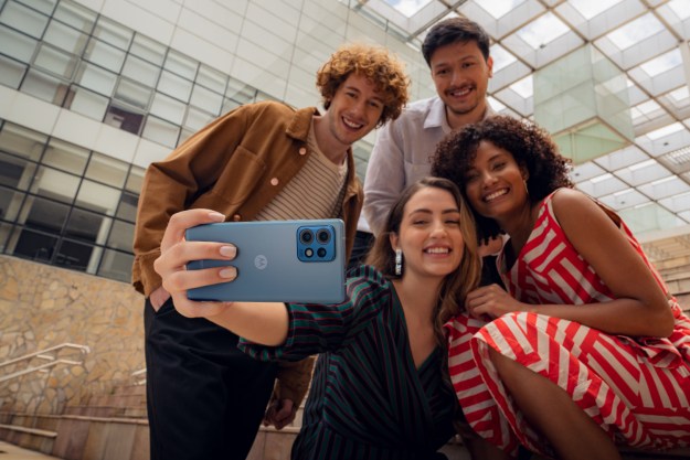 Motorola Edge 40 Pro'yu kullanarak bir Selfue alan kişilerle promosyon görüntüsü