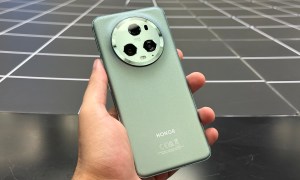 Honor Magic 5 Pro in hand.