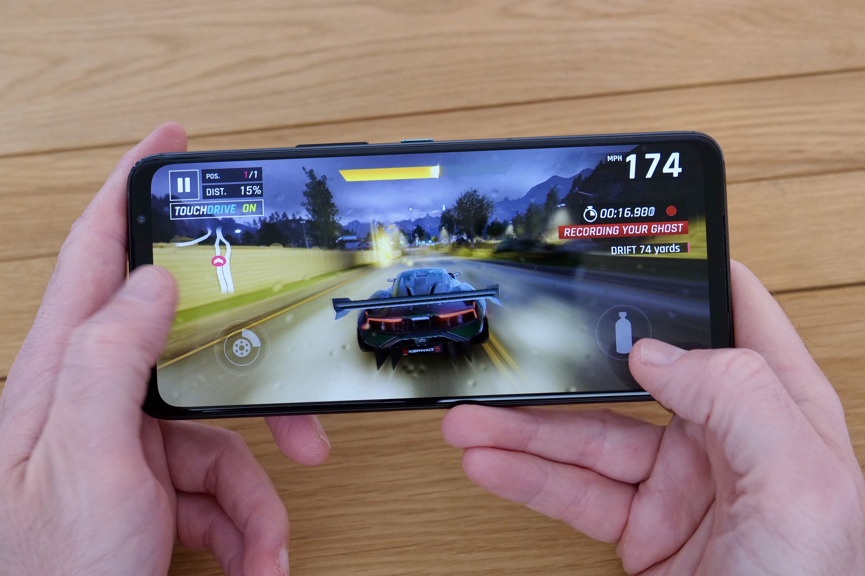 Jouer à un jeu sur l'Asus ROG Phone 7 Ultimate.