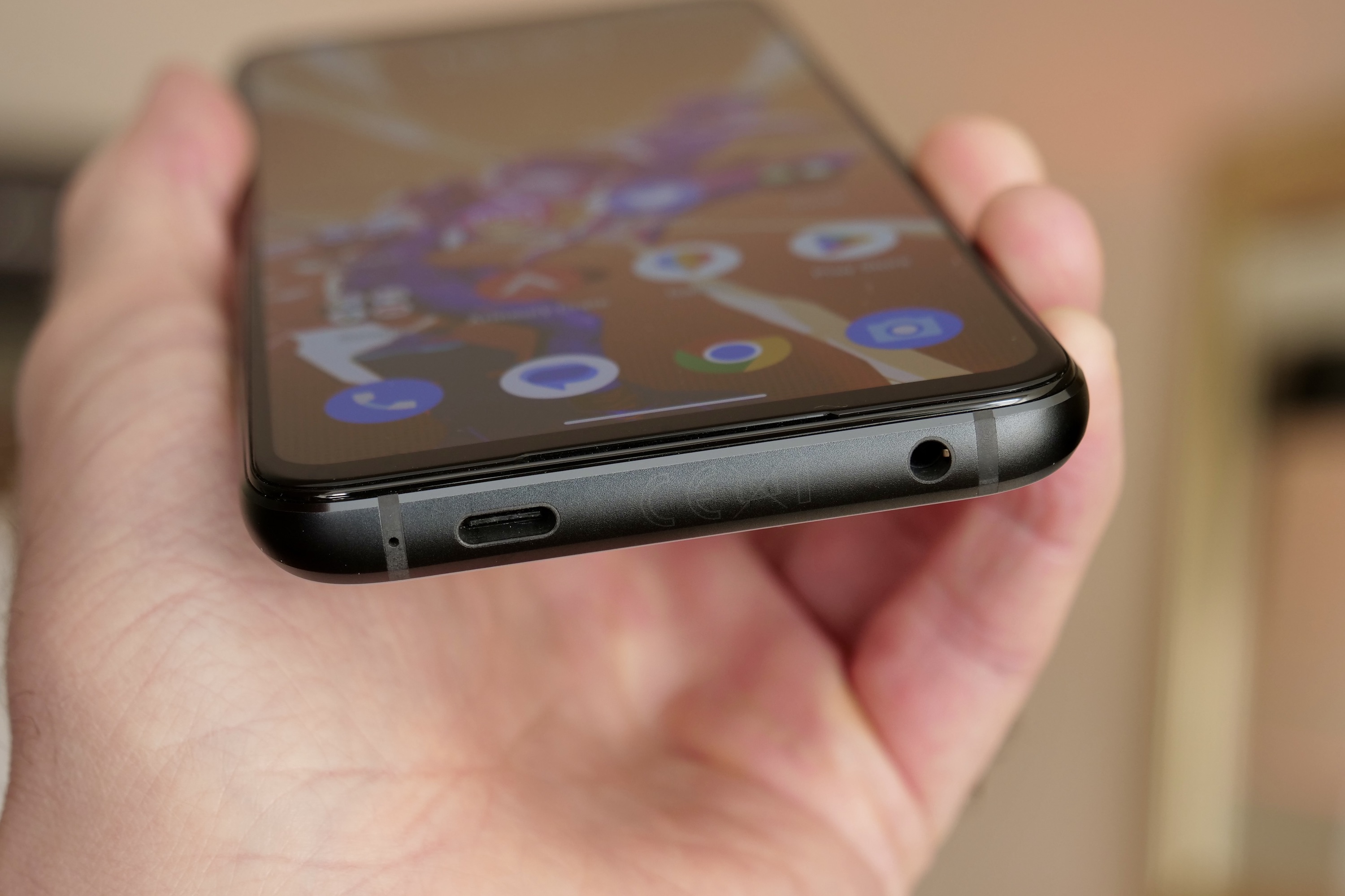 Port pengecasan Asus ROG Phone 7 Ultimate dan bicu fon kepala.