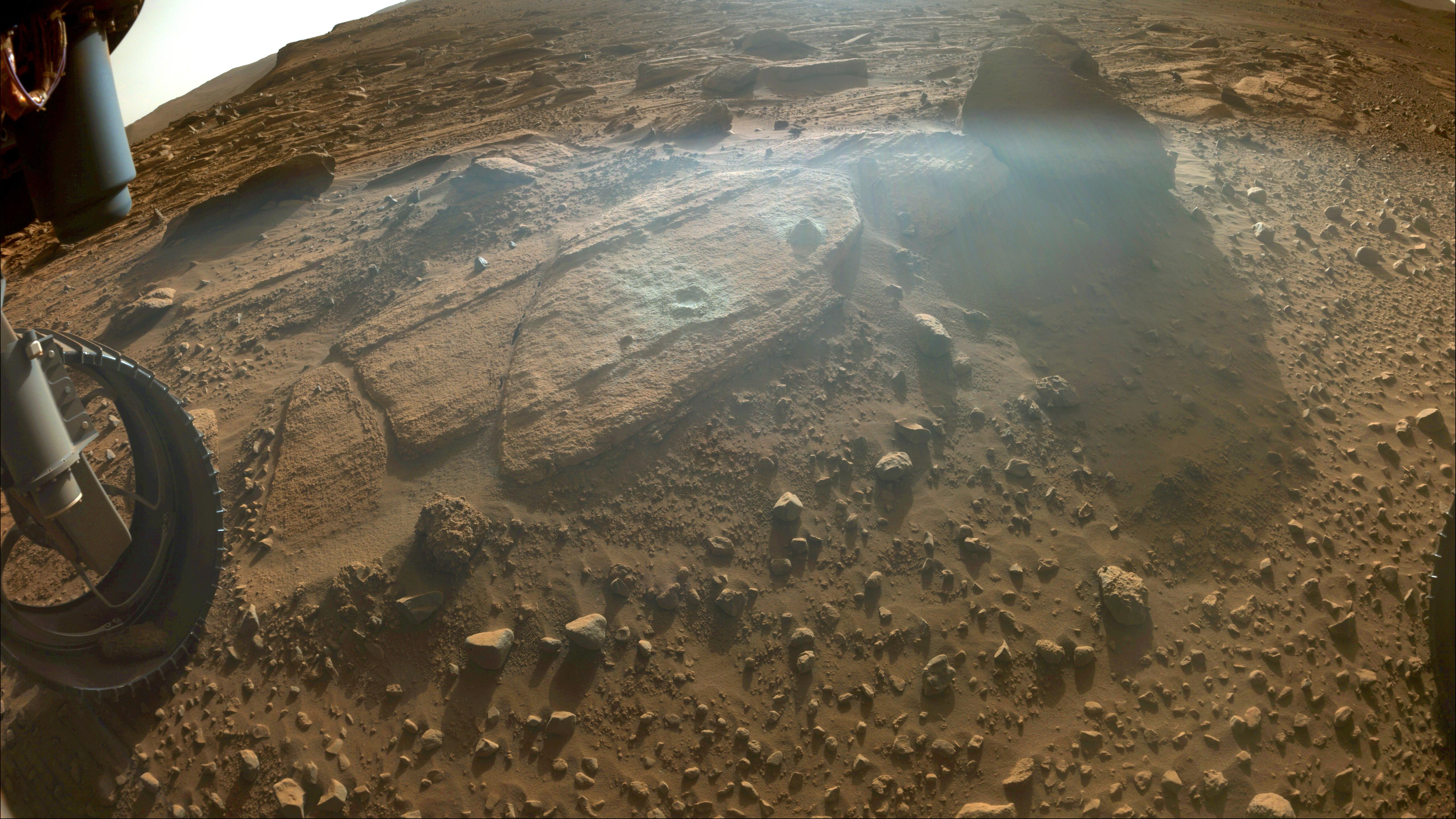 Cette image montre l'affleurement rocheux que l'équipe scientifique de Persévérance appelle Berea après que le rover Mars de la NASA a extrait un noyau rocheux et abrasé un patch circulaire. L'image a été prise par l'instrument Mastcam-Z du rover le 30 mars 2023.