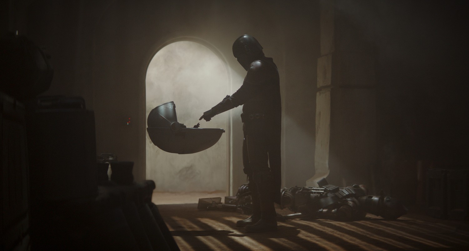 Una captura de pantalla del primer episodio de The Mandalorian, que muestra al Mandalorian cuando ve a Grogu por primera vez.