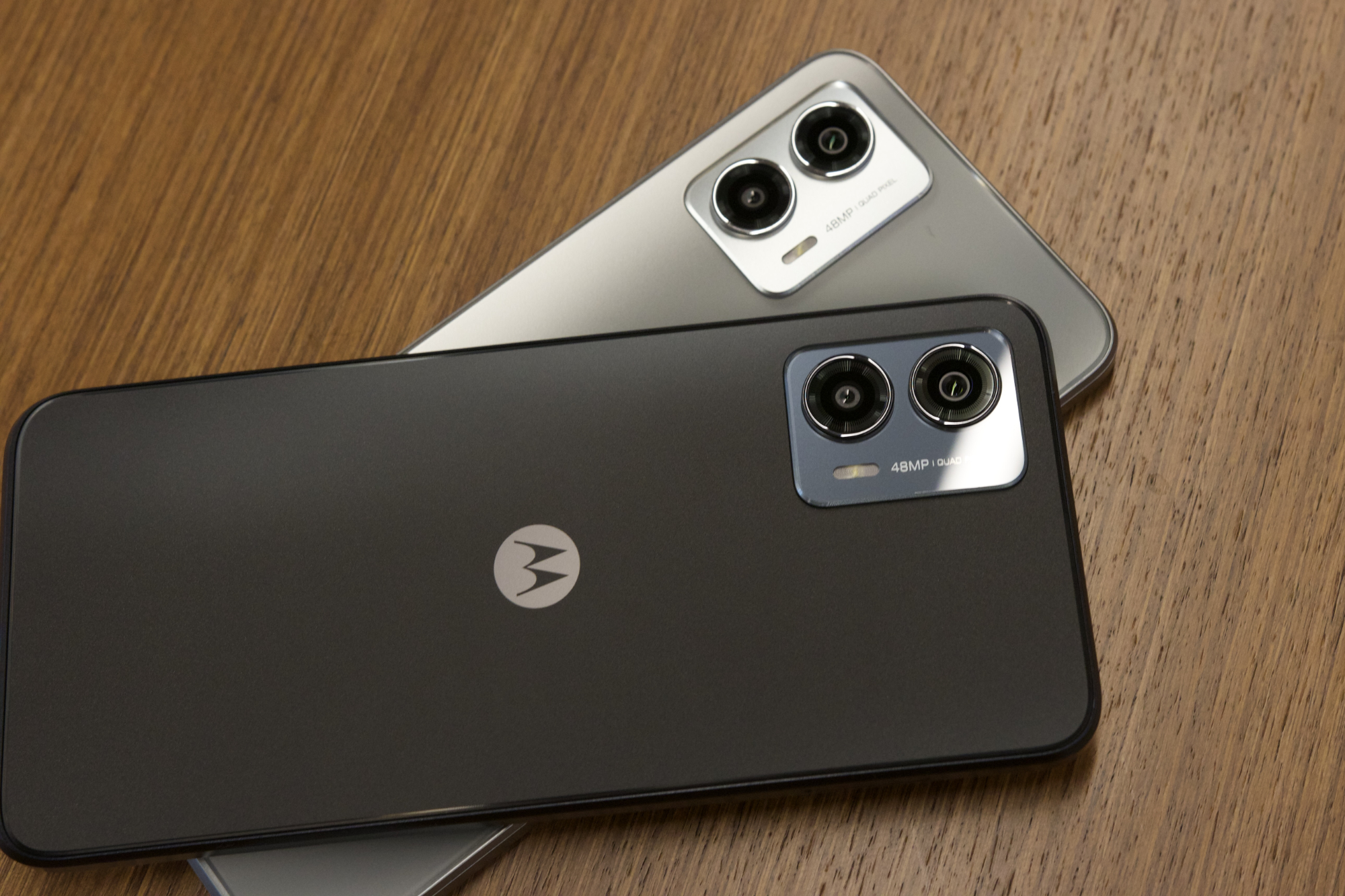 Deux smartphones Moto G 5G 2023 posés l'un sur l'autre.