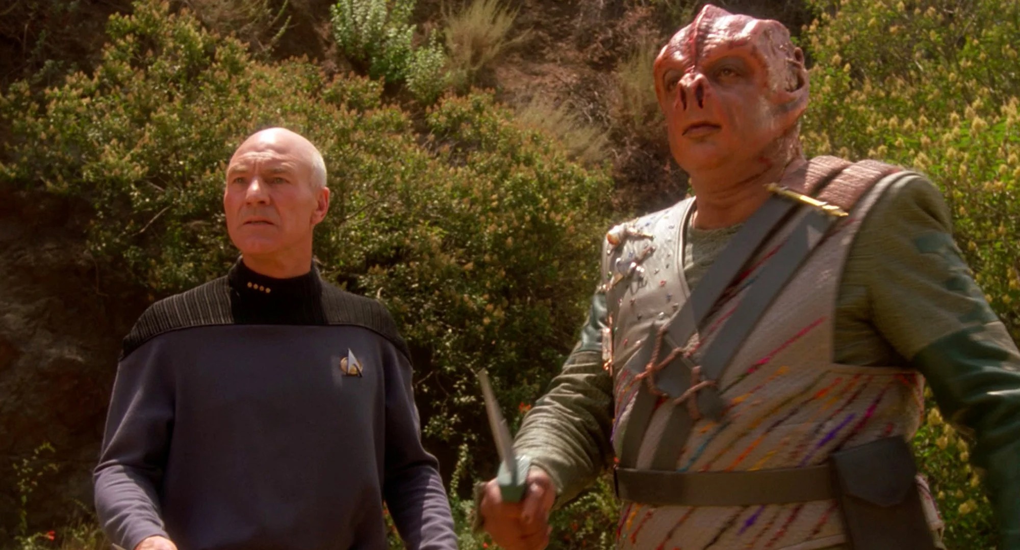 Picard und ein Außerirdischer stehen in Star Trek: The Next Generation draußen.