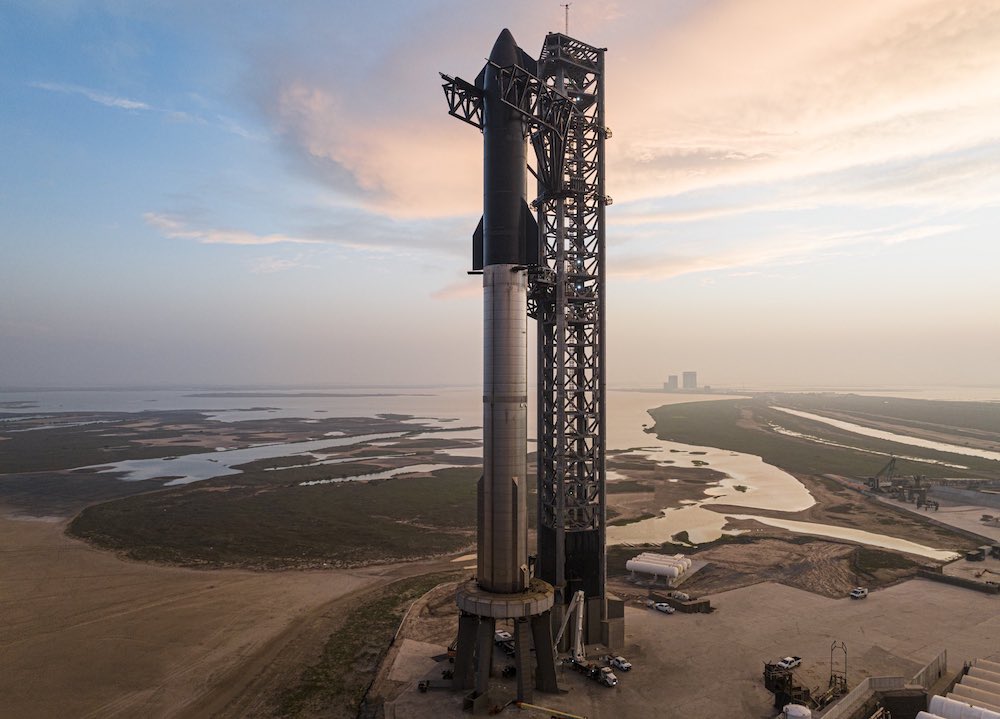 A nave estelar, compreendendo o Super Heavy de primeiro estágio e a espaçonave Starship de estágio superior, na plataforma de lançamento nas instalações da SpaceX em Boca Chica, Texas.